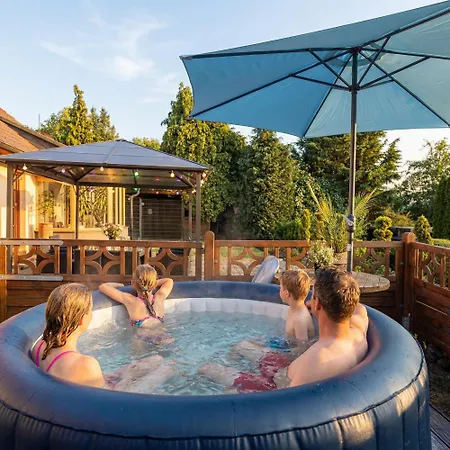 Wellnessparadies Mit Sauna Und Whirlpool 克拉科夫西